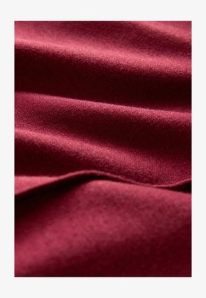 Bordeauxroter Stoff mit glatter Textur, der sanfte Wellen und einen leichten Glanz zeigt, was auf ein leichtes Material hinweist, das sich für Bekleidung eignet.