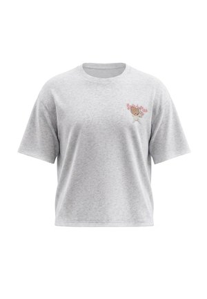 Vaaleanharmaa lyhythihainen t-paita, jossa pieni kirjailtu karhu ja “Switch Pink” -teksti vasemmalla rinnalla, esillä valkoisella taustalla.