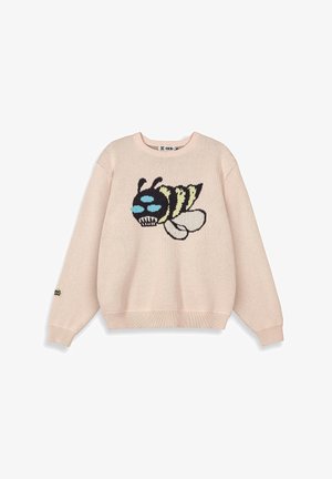 Helle rosa Strickjacke mit einer großen, cartoonartigen Biene mit blauen Augen und weißen Flügeln auf der Vorderseite sowie einem kleinen Bienenpatch auf dem Ärmel.