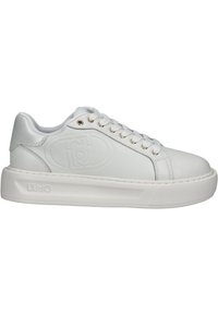 Sneaker bassa bianca con lacci, logo in rilievo sul lato, colletto imbottito e suola in gomma spessa con zona della punta testurizzata.