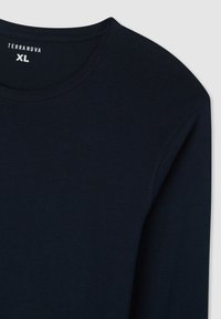 Granatowa bawełniana koszula z długim rękawem, okrągłym dekoltem i metką z napisem "Terranova XL". Gładka faktura i prosty design.