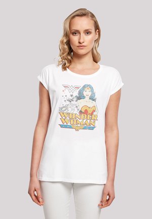 Hvit T-skjorte med korte ermer, prydet med et grafisk trykk av Wonder Woman og en logo, i klare farger og en avslappet passform.