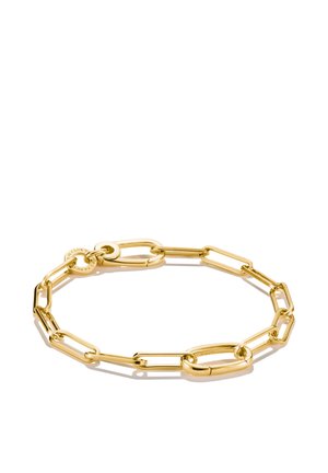 Goldkettchenarmband mit länglichen ovalen Gliedern und einem runden Verschluss mit eingraviertem Text, dargestellt auf weißem Hintergrund.