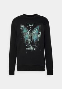 Felpa nera con una grande grafica di una farfalla con accenti turchesi, effetti di fulmini ed elementi testuali; collo e polsini a costine.