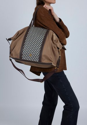 Smeđa najlonska torba s teksturiranim uzorkom na panelu. Ima dva smeđa ručka, podesivu naramenicu i ukrase u zlatnoj boji.