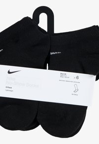 Čierne ponožky typu no-show v balení po 6 kusoch, vyrobené z ľahkého materiálu. Obsahujú štítok s informáciami o veľkosti a pokynoch na údržbu.