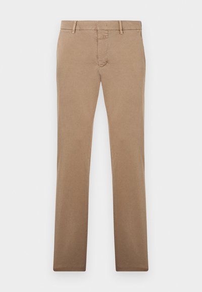 Pantalon beige à jambes droites avec passants de ceinture, fermeture éclair à l'avant et fermeture à bouton, présenté à plat sur un fond blanc.