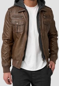 Chaqueta bomber de cuero marrón con bolsillos con cremallera, forro de sudadera gris desmontable, puños acanalados y un diseño aerodinámico.