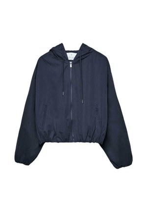 Giacca corta con cappuccio blu navy con cerniera frontale, cappuccio con coulisse, orlo elastico e tasche laterali su sfondo bianco.