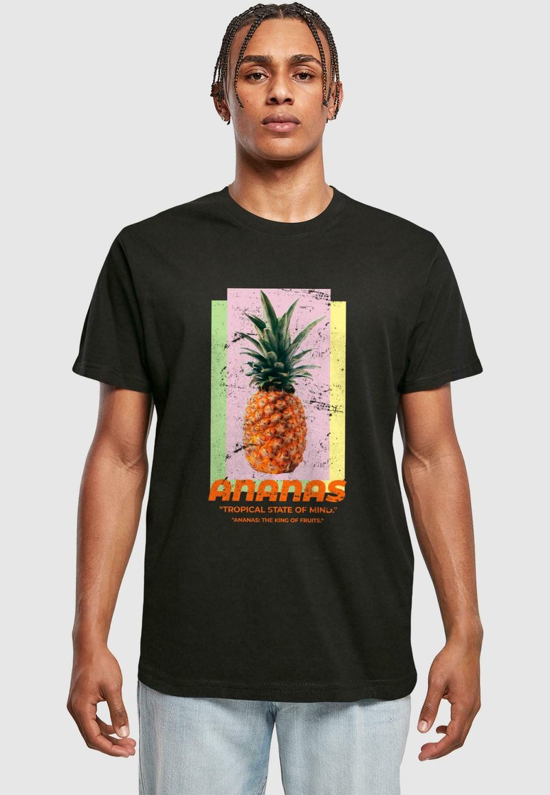 Fekete póló ananász grafikával, texturált elemekkel. A szöveg tartalmazza az "ANANAS" feliratot és egy szlogent, pasztell színblokkok hátterében.