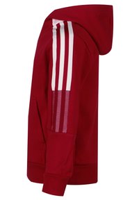 Rød hættetrøje med kængurulomme, hvidt tre-stribet design på ærmerne og en tekstureret detalje. Blødt bomuldsmateriale, justerbar hætte.