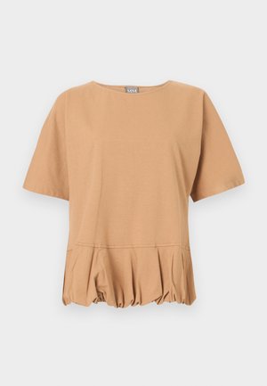 Blusa a maniche corte color cammello con scollo rotondo e dettaglio arricciato sul bordo inferiore in vita, su sfondo semplice.