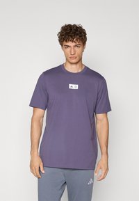 adidas Performance MANCHESTER UNITED SEASONAL GRAPHIC TEE - Marškinėliai su spaudiniu - trace purple