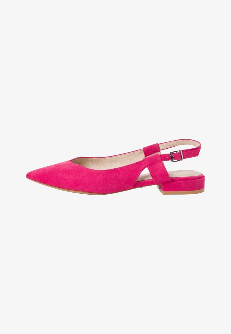 Chaussure plate slingback en daim rose vif avec bout pointu, petit talon bloc et bride à boucle réglable sur fond blanc.