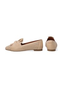 Beige Slipper aus perforiertem Leder mit einer Schleifendetail an der Vorderseite und einem strukturierten Rücken. Flache Sohle mit hellbraunen Akzenten.