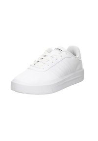 Zapatilla deportiva blanca hecha de material sintético, con cordones planos, superficie lisa, tres franjas elevadas y una suela de goma texturizada.