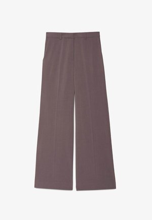 Pantalon large marron avec passants pour ceinture et plis avant, posé à plat sur un fond blanc.