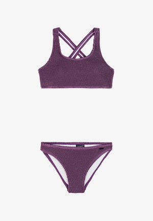 Purpurinės tekstūruotos dviejų dalių maudymosi kostiumėlis su susikertančiomis petnešėlėmis viršuje ir derančiais žemai prigulančiais bikini apatiniais.