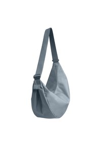 Graue Crossbody-Umhängetasche mit verstellbarem Schulterriemen, weichem Stoff und einem abgerundeten, geräumigen Hauptfach.