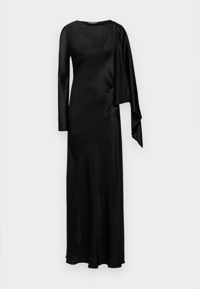Vestido largo de satén negro con un escote redondo, mangas largas con un drapeado asimétrico y una silueta ajustada que fluye hacia un dobladillo holgado.