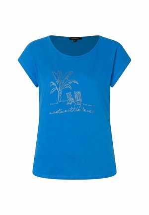 Niebieska koszula z krótkim rękawem z wzorem z kryształków przedstawiającym palmę, dwa leżaki oraz ozdobny napis „spotkaj mnie na plaży” na przodzie.
