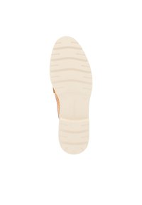 Sandal in marrone chiaro con tomaia perforata, dotata di suola in gomma bianca scanalata per una buona aderenza. La scarpa ha un design piatto e una vestibilità comoda.
