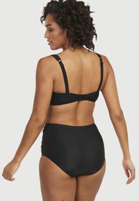 Svart bikini-set som har en delvis foderbralette topp med justerbara axelband och högmidjade bottnar med samlade sidodetaljer.