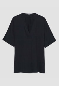 Schwarzes Oberteil mit kurzen Ärmeln und V-Ausschnitt, aus glattem Stoff gefertigt. Es bietet einen lockeren Schnitt und einen dezenten Glanz, ohne Muster oder zusätzliche Akzente.