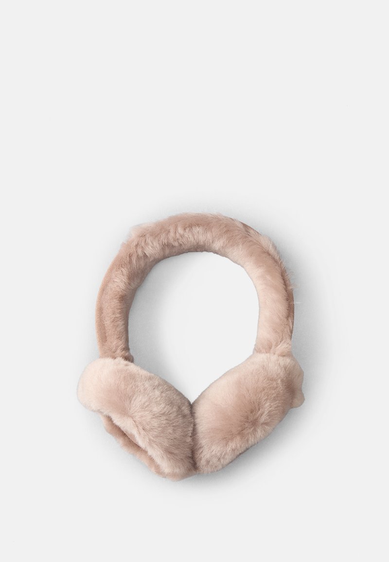 Protectores de orelhas de pele sintética em rosa suave, em forma circular, com acolchoamento macio para aquecimento e conforto, apresentando uma textura lisa e sem ferragens visíveis.