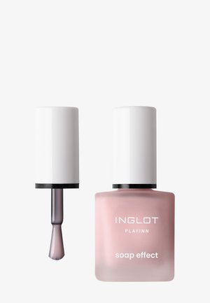 Flacon de vernis à ongles Inglot Playinn rose clair effet savon avec bouchon blanc et applicateur pinceau, isolé sur fond blanc.