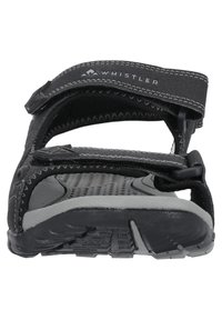 Mustat urheilusandaalit säädettävillä hihnoilla, tekstuurilla varustettu pohja ja harmaat yksityiskohdat. Kestävä kumipohja, jossa on urituskuvioita. Brändin nimi näkyvissä.
