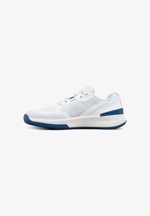 Witte sportschoen met blauwe zool en hielaccenten, ademend mesh bovenwerk en vetersluiting, zijaanzicht.