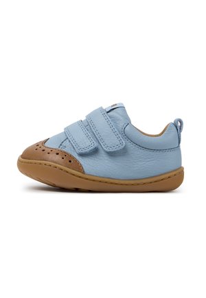 Scarpa azzurro chiaro per bambino con puntale marrone, doppie cinghie in velcro, suola imbottita e anello di trazione al tallone.
