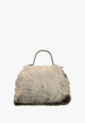 Sac à main en fausse fourrure gris clair avec une texture douce, doté d'une poignée marron résistante et d'une fermeture éclair pour un rangement sécurisé.