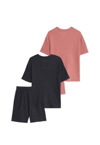 Två ribbade T-shirts i svart och ljusrosa, kombinerade med svarta shorts. Tygets textur är mjuk och av avslappnad stil, lämplig för hemmabruk.