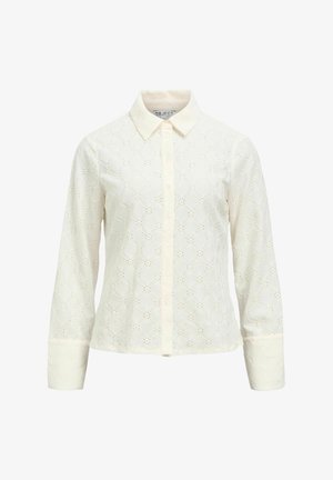 Camicia bianca a maniche lunghe con bottoni, decorata con un motivo in pizzo a fiori, colletto appuntito e polsini ampi.