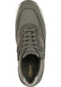 Sneaker grigio con upper in suede e mesh, punta rotonda, chiusura con lacci e marchio dorato "GEOX RESPIRA" sulla soletta.