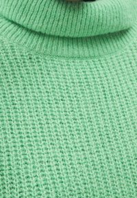 Mintgrön stickad polotröja med ett strukturerat mönster och ribbad krage, tillverkad av mjukt och varmt tyg.