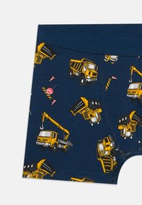 Marineblaue Boxershorts mit gelben Baustellenfahrzeugen, darunter Müllwagen, Kräne und Baustellenkegel, die überall darauf gedruckt sind.