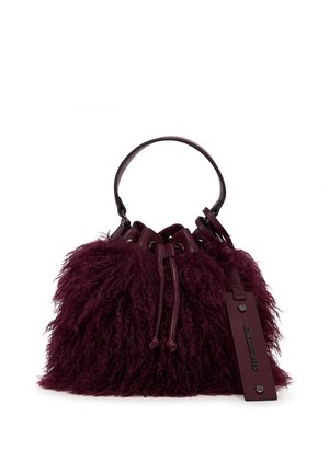 Bordeauxrode zachte bucket bag met trekkoordsluiting, korte leren band en aangehecht rechthoekig leren label met metalen studs.