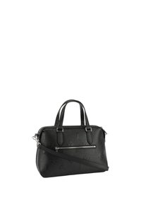 Borsa nera realizzata in pelle testurizzata, dotata di chiusura con zip, doppi manici superiori e una tracolla rimovibile con tasca frontale con zip.