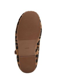 Zapato plano de estampado de leopardo con un upper texturizado en marrón y una suela de goma con ranuras horizontales para mayor tracción. Logo de la marca visible en el interior.