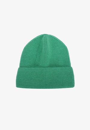 Berretto verde lavorato a maglia con una trama a coste, dotato di un risvolto. La parte superiore ha una forma leggermente arrotondata ed è realizzata in un tessuto morbido.
