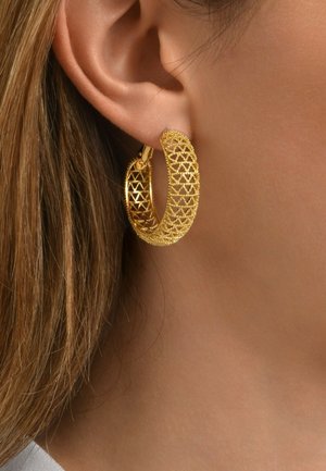 Boucles d'oreilles en or avec un motif géométrique tissé. Les boucles d'oreilles ont une finition brillante et un fermoir à charnière, mettant en valeur leur design complexe.