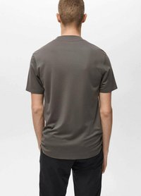 T-shirt s krátkým rukávem v tmavě šedé barvě, vyrobený z hladké, lehké tkaniny s volným střihem a jednoduchým kulatým výstřihem, bez viditelných log či vzorů.