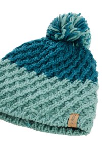 Gebreide beanie in een teal en muntgroen verloop, met een grote getextureerde pompon, subtiele geribbelde patroon en een leren merklabel accent.