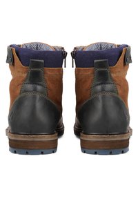 Hnědé semišové a černé kožené boty s texturovaným svrškem, modrou gumovou podrážkou a kontrastním námořnickým pleteným límcem. Dvě zipy na zadní straně.