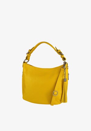 Sac à main en cuir jaune avec bandoulière réglable et pampille décorative avec chaîne en métal sur fond blanc.