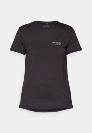 T-shirt nera a maniche corte realizzata in tessuto leggero. Presenta un piccolo logo bianco Patagonia nella zona sinistra del petto. Design semplice, scollatura rotonda.