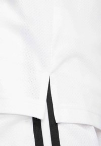 Hvid atletikshirt med mesh-struktur, der har sorte sidelister og en ventileret søm. Stoffet ser åndbart og letvægts ud.